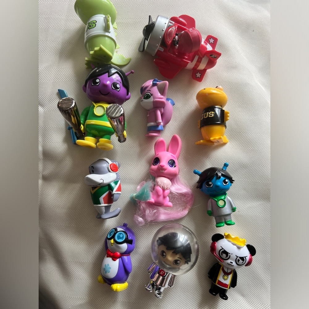 Ryan’s world action figures lot of 11!! Some 3” and some 2”